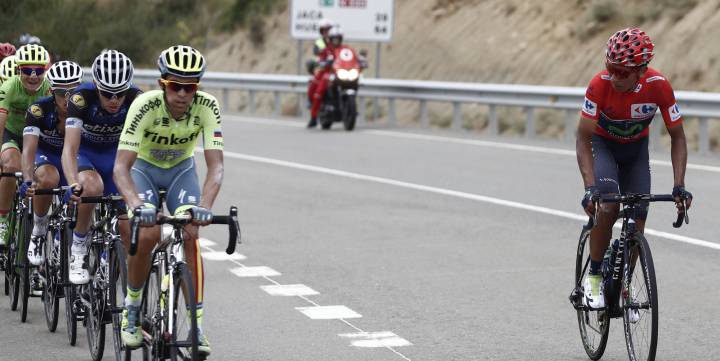 Nairo es más líder de la Vuelta, saca más de 2' a Chris Froome