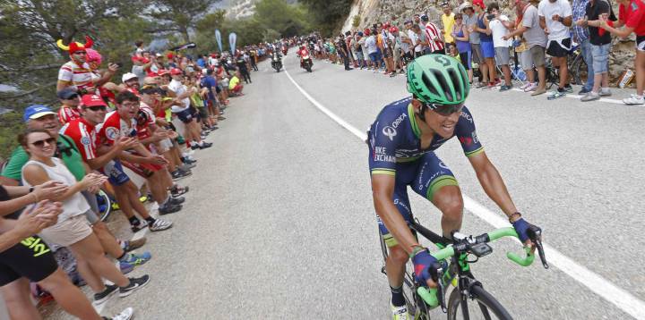 Esteban Chaves completó una épica remontada en la etapa 20 de la vuelta a España y le quitó el tercer puesto a Alberto Contador.