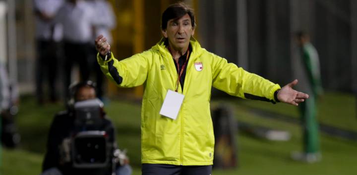 Gustavo Costas ha cuestionado las decisiones arbitrales en los últimos partidos, en los que Independiente Santa Fe ha obtenido malos resultados. Este es el análisis de las jugadas.