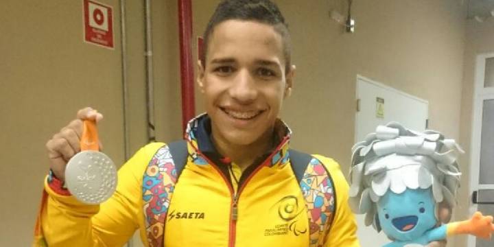 El nadador Carlos Serrano hace historia tras logras tres medallas en unos mismos Juegos: Oro, plata y bronce. Fue segundo en la prueba de 100m libres de natación.