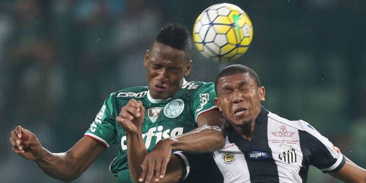 Mina se gana el respeto en Brasil con goles en clásicos