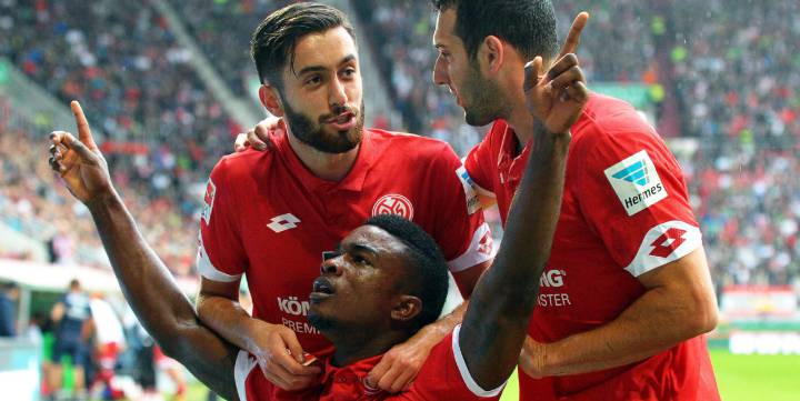 Jhon Córdoba marca ante el Augsburg