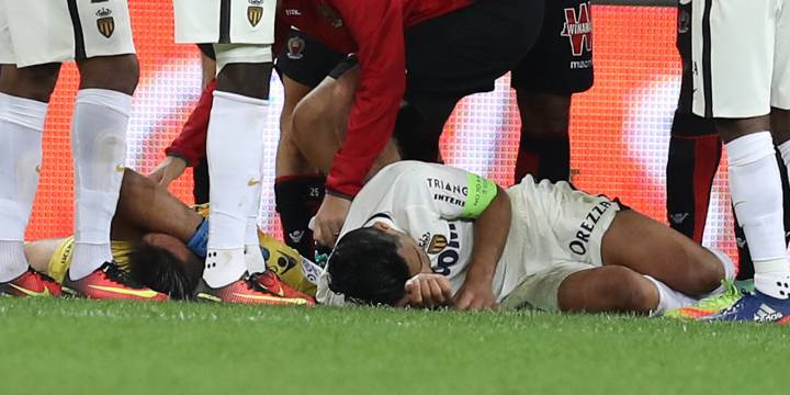 Falcao sale lesionado tras chocar con el arquero del Niza
