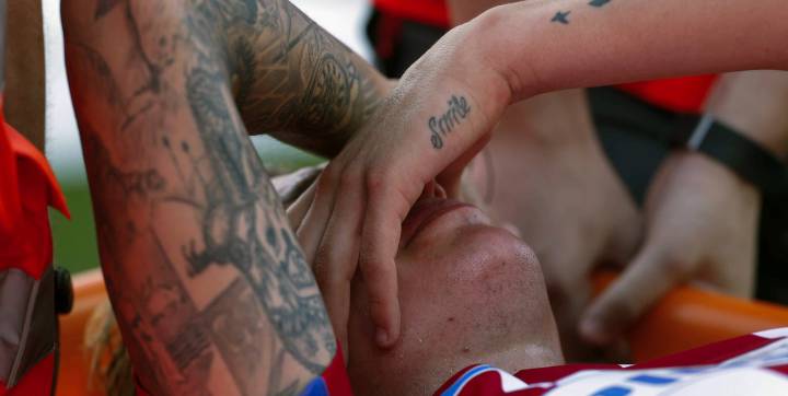 Uruguayo Giménez se lesiona y sería baja ante Colombia