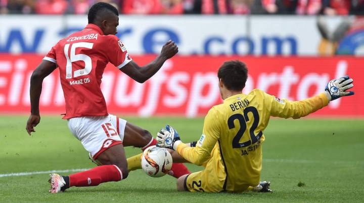 El delantero Jhon Córdoba anota, le da el empate a Mainz y luego celebra el triunfo de su equipo ante Qabala