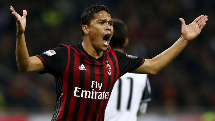 Carlos Bacca le gana el duelo a Cuadrado en el San Siro
