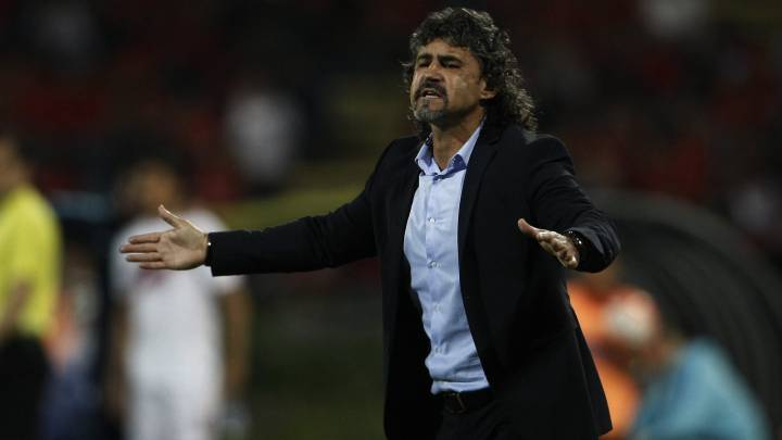 La eliminación de Copa Sudamericana pone en duda el cargo de Leonel Álvarez como técnico de Independiente Medellín en los próximos meses; su contrato termina en diciembre de 2016