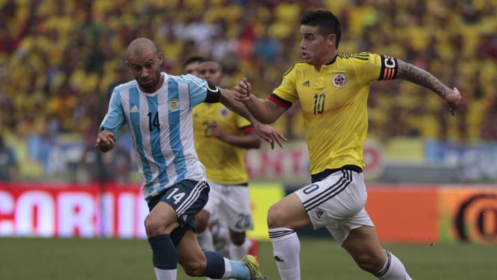 James ante Javier Mascherano en las Eliminatorias a Rusia 2018