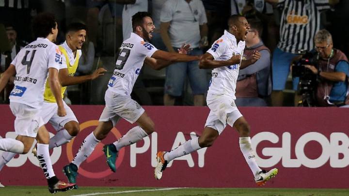 Jonathan Copete se reporta con doblete en su regreso al fútbol brasileño; Santos derrota 3-2 a Vitoria en la jornada 36 del brasileirao y sigue de cerca al líder Palmeiras