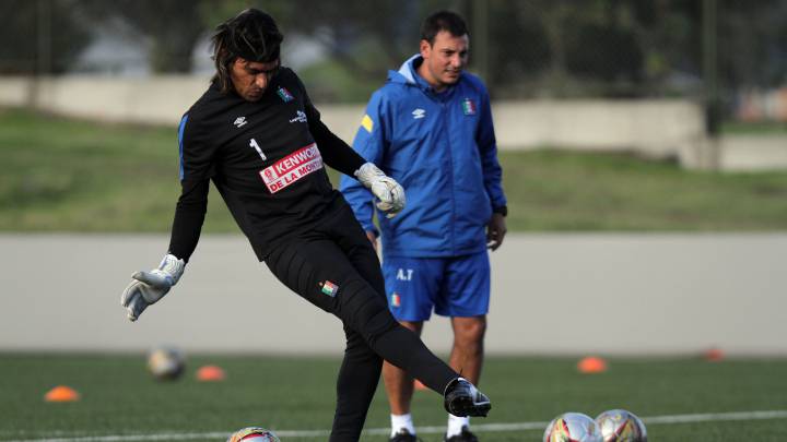 El arquero del Once Caldas, Juan Carlos Henao se retiró del fútbol en el juego que su equipo disputó ante Independiente Santa Fe.