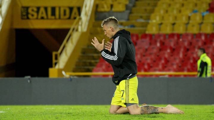 El arquero de Millonarios, el uruguayo Nicolás Vikonis, pagó una promesa atravesando la cancha del estadio bogotoano de rodillas. Mira las fotos.