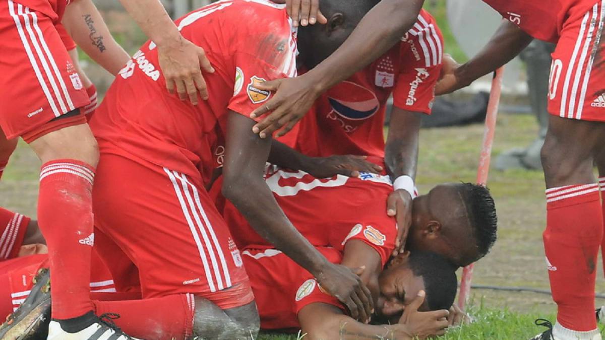 América se enreda con sus propias cadenas