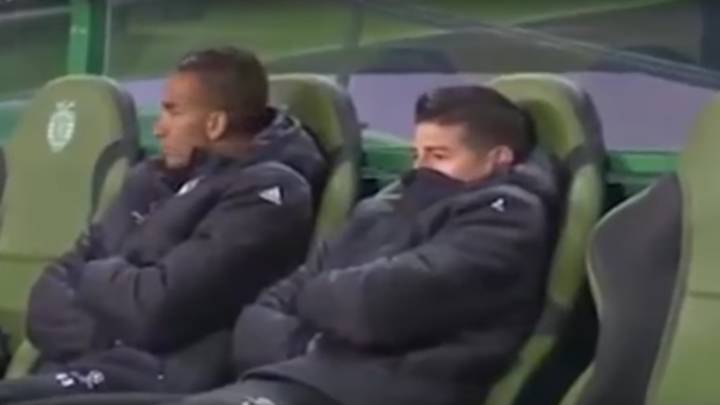 James Rodríguez en el banco de suplentes durante el partido ante Sporting de Lisboa