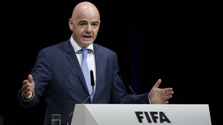 Gianni Infantino y Marco Polo Del Nero manifiestan su solidaridad con las victimas de la tragedia del accidente en el que murieron 75 personas