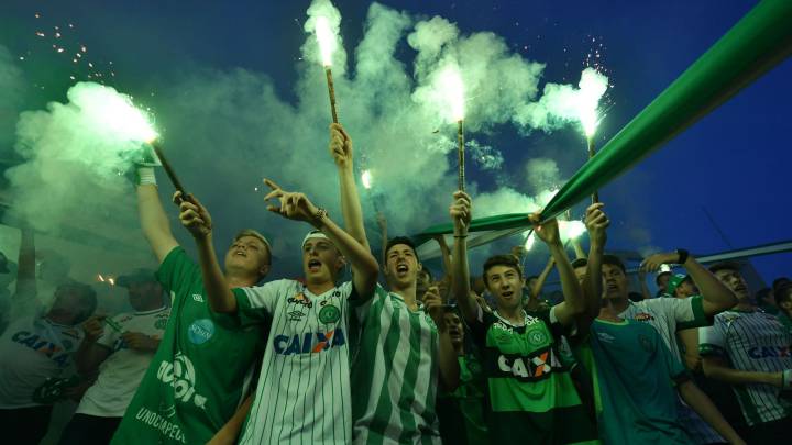 La hinchada del Chapecoense llenó el estadio Arena Condá este miércoles 30 de noviembre para rendirle un homenaje lleno de esperanza, amor y orgullo a los futbolistas fallecidos