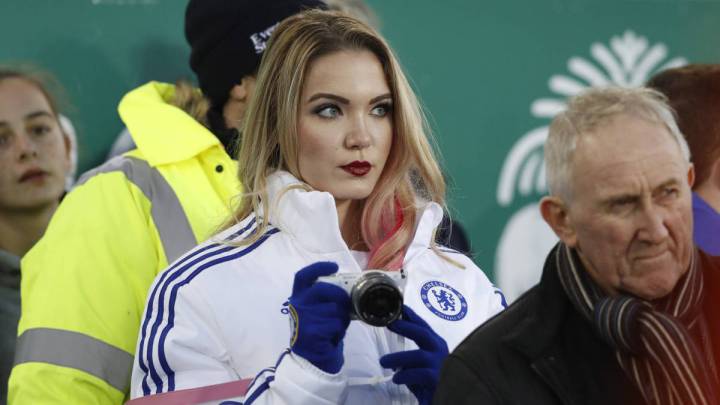 Fue a ver Everton-United con una chaqueta de Chelsea