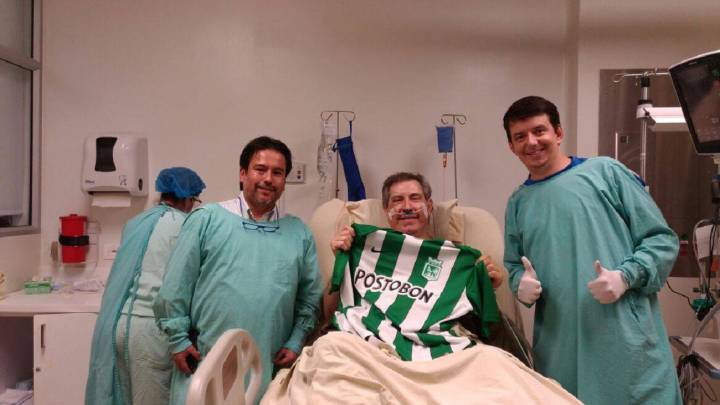 Periodista sobreviviente recibe la camiseta de Nacional