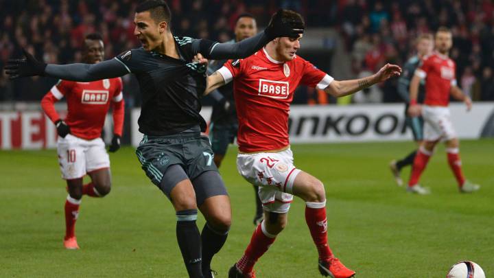 El Standard de Lieja empató 1-1 en Bélgica contra el Ajax de Holanda, por la última fecha de la fase de grupos de la UEFA Europa League, y quedó eliminado. Ajax avanza primero.