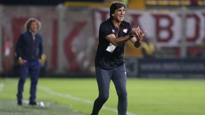 Gustavo Costas, técnico argentino, suma su sexta final dirigiendo a Santa Fe; el porteño quiere conseguir la novena estrella ante Deportes Tolima