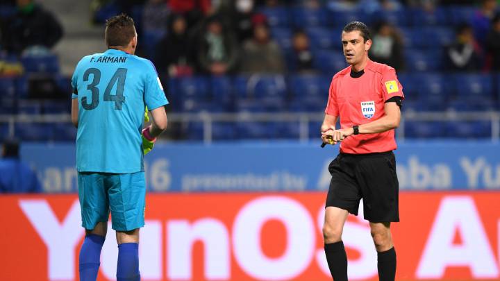 Franco Armani habla con el árbitro luego de haber pitado el discutido penalti.