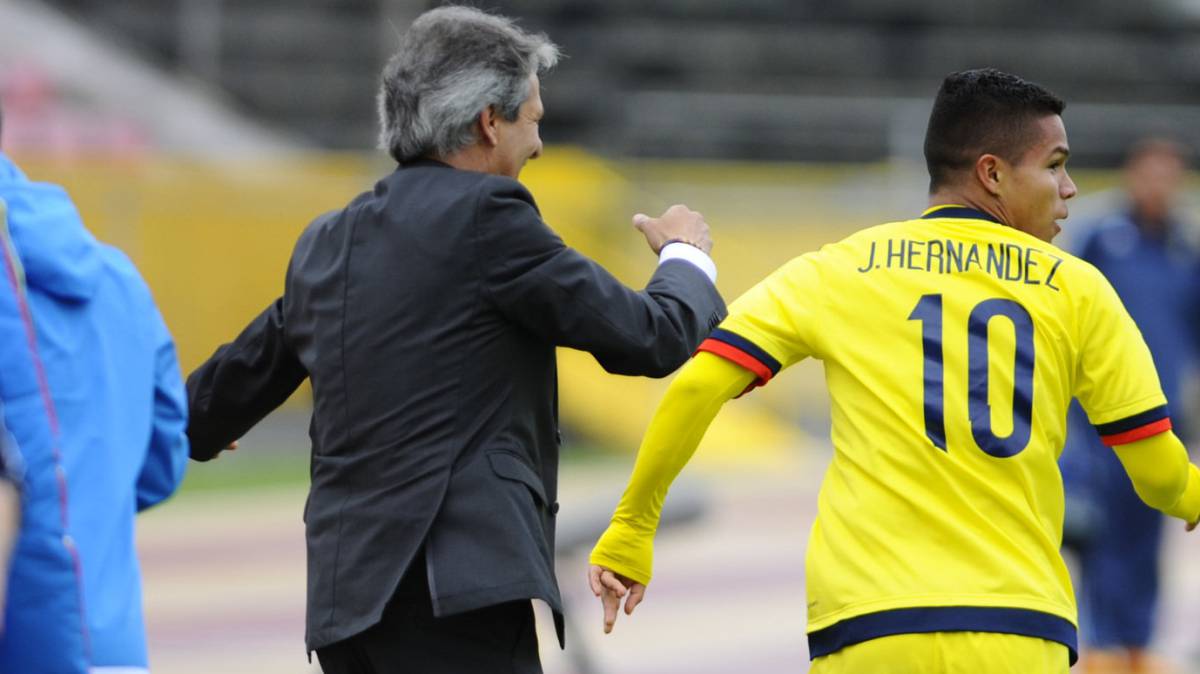 Carlos Restrepo celebra el gol de Juan Camilo Hernández ante Argentina