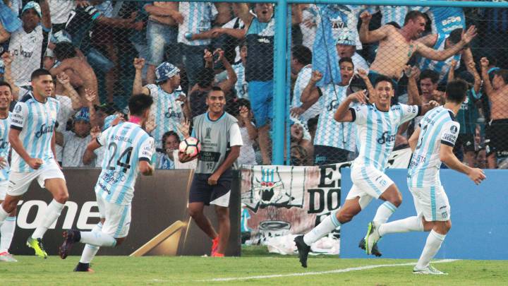 Atlético Tucumán derrotó 3-1 al Junior de Barranquilla, en el partido de vuelta de la Fase III de la Copa Libertadores 2017 y avanzó a la fase de grupos