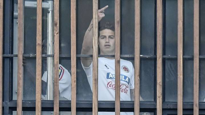 James Rodríguez haciendo 'pistola' en el entrenamiento de la Selección Colombia