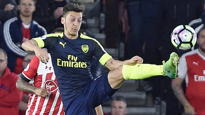 Arsenal gana y sigue en su lucha por jugar la Champions