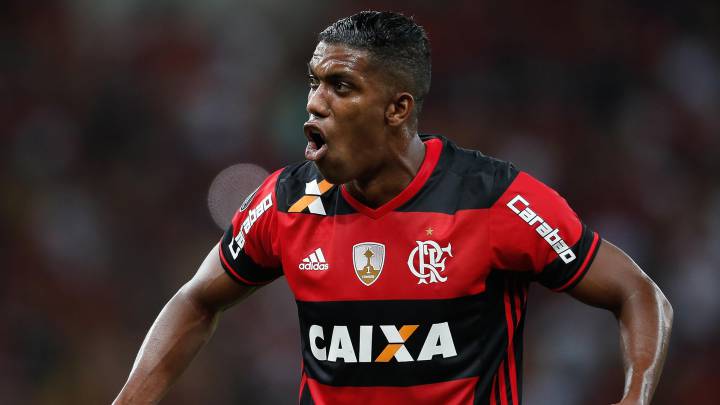 Orlando Berrío es tapado por Vinicius en Flamengo.