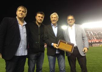 Pékerman recibe homenaje en estadio de Argentinos Juniors