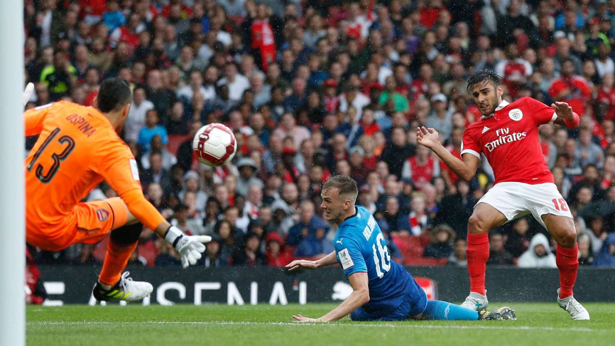 A la espera de Alexis: Arsenal goleó a Benfica en duelo amistoso