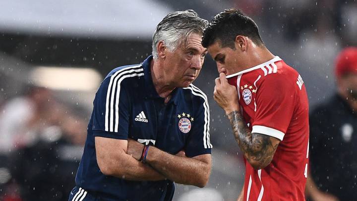 James Rodríguez y Carlo Ancelotti, técnico destituido en el Bayern Múnich