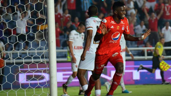 América remonta ante Patriotas y respira en el descenso