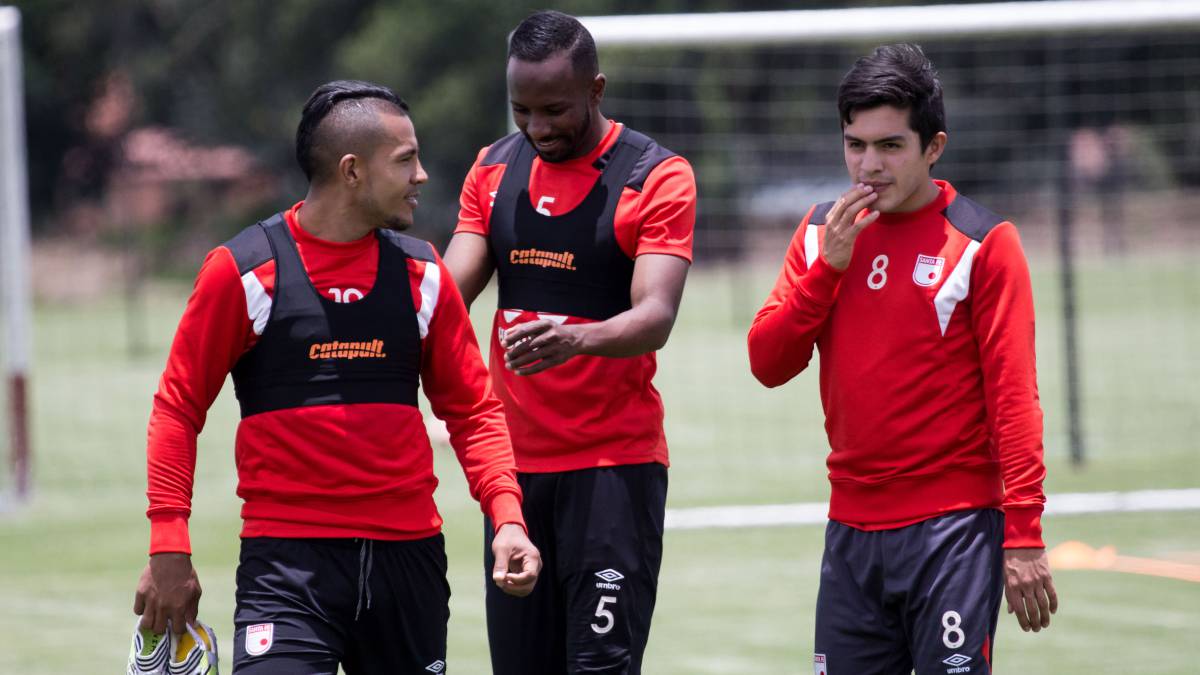 Wilson Morelo, Juan David Valencia y Kevin Salazar, jugadores de Santa Fe