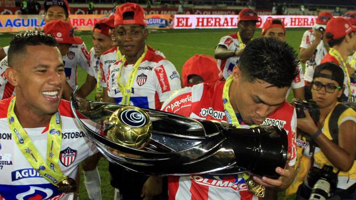 Teófilo Gutiérrez gana su primer título con el Junior, el de la Copa Águila 2017.
