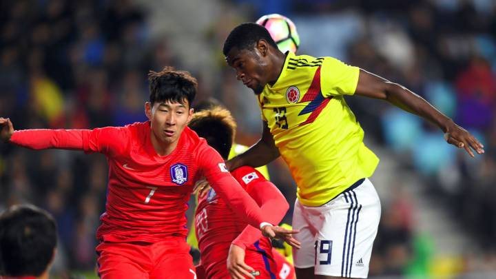 Así les fue a los jugadores de la Selección Colombia 1x1 ante Corea del Sur en el amistoso. Duván Zapata intenta cabecear un balón ante Son Heung Min