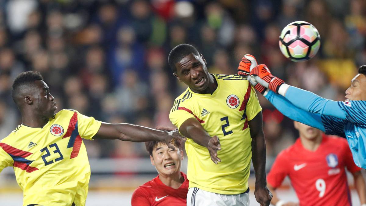 Cristian Zapata cabecea ante el portero Kim. Fue el gol del descuento de Colombia ante Corea