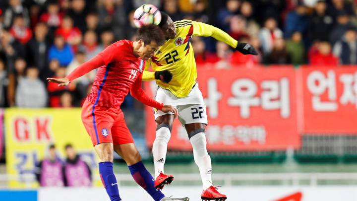 Jefferson Lerma en la lucha por un balón en juego aéreo ante Go Yohan en la derrota de Colombia ante Corea del Sur