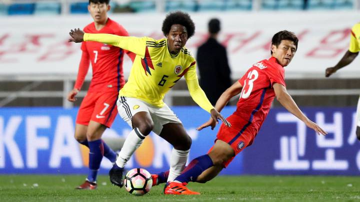 Carlos Sánchez con el dominio del balón en el partido amistoso entre Corea del Sur y Colombia