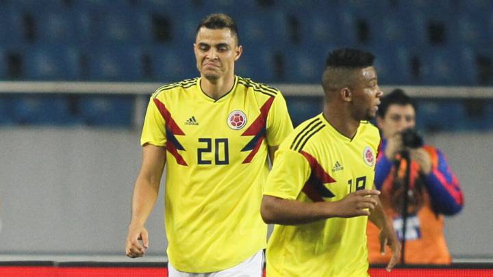 Giovanni Moreno celebra el gol de Felipe Pardo