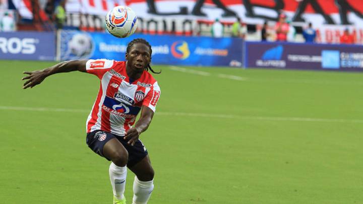 Yimmi Chará con el balón en un partido del Junior en el Metropolitano de Barranquilla