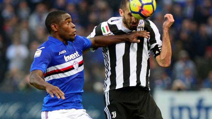 Duván Zapata frente a Giorgio Chiellini en el partido Sampdoria-Juventus