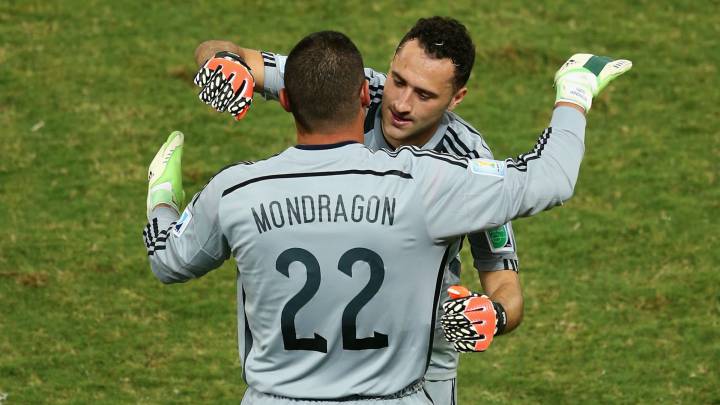 Faryd Mondragón y David Ospina en el cambio ante Japón