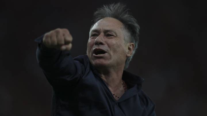 Ariel Holan aún no define su futuro, por ahora habría rechazado a Atlético Nacional.