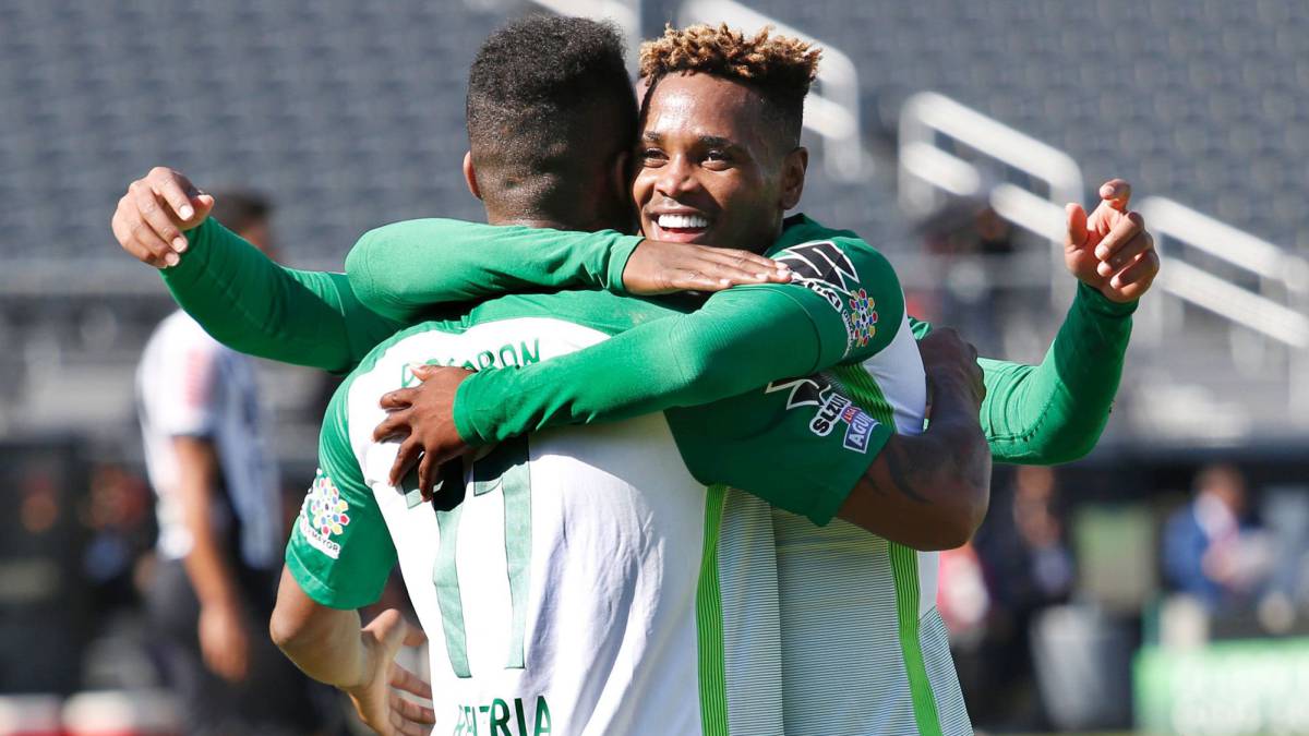 Andres Renteria celebra junto a Gustavo Torres el gol de Nacional.