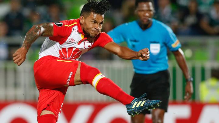 Wilson Morelo marca gol de penalti ante Santiago Wanderers de Chile en Copa Libertadores