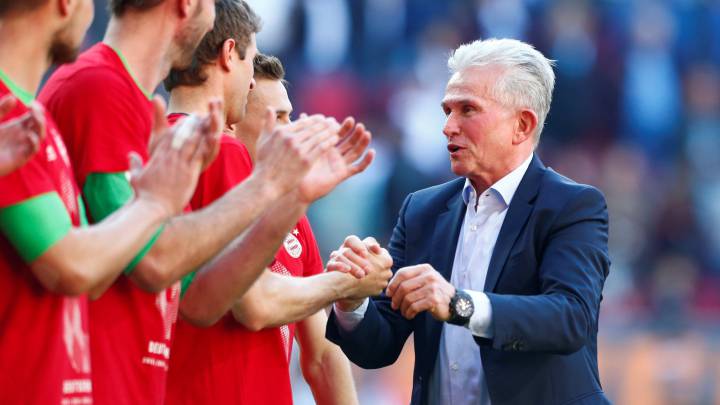 Los jugadores agradecen a Heynckes y celebran el título juntos.