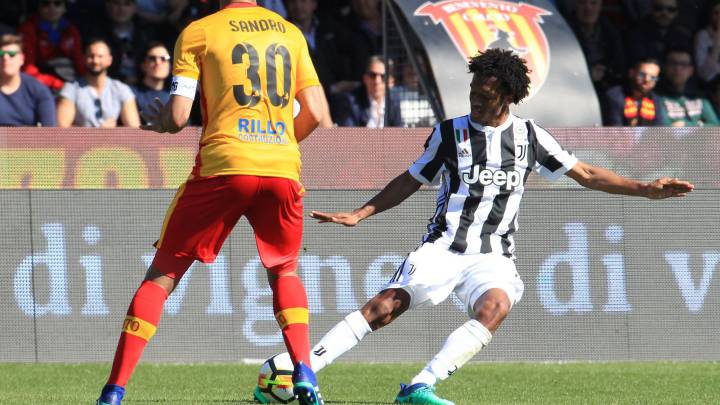 Juan Guillermo Cuadrado pelea un balón con Sandro Raniere en el juego Benevento vs. Juventus.