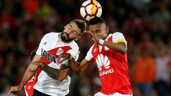Lucas Pratto y William Tesillo en el Santa Fe 0-1 River Plate