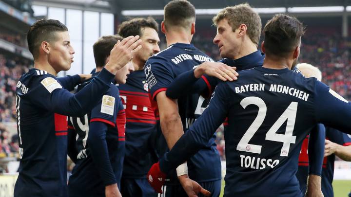 James celebra un gol con el Bayern Múnich